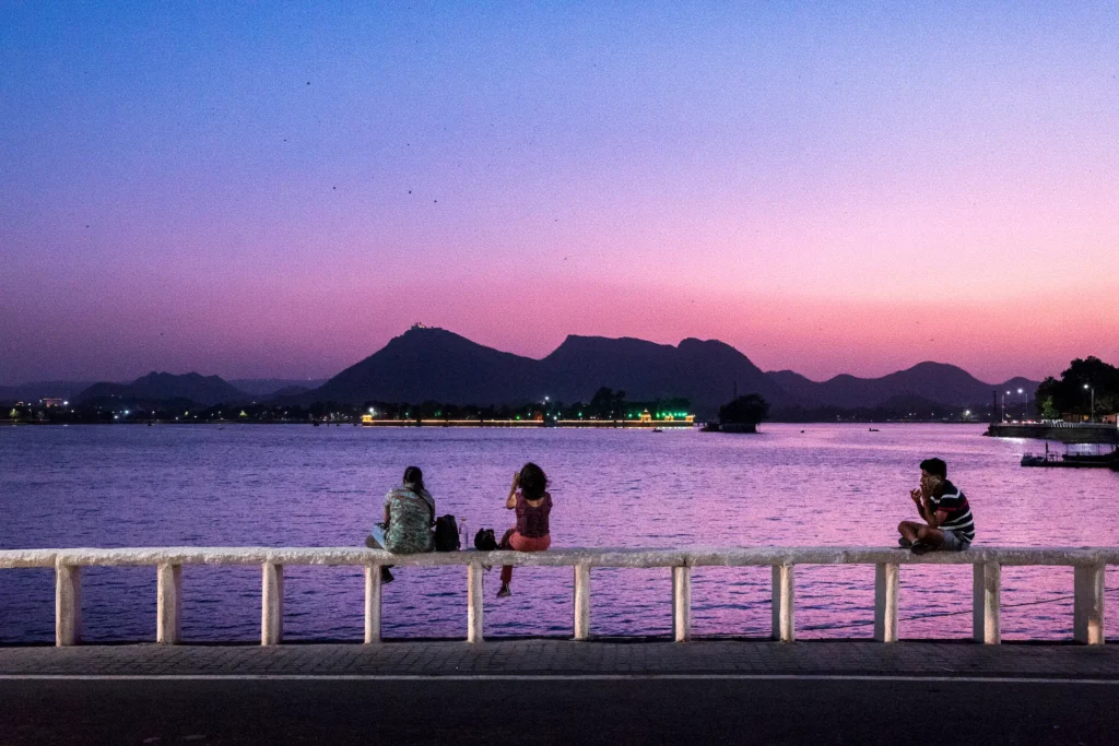 romantic couple photoshoot in fatehsagar